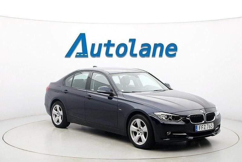 Blå Begagnad 2014 BMW 318 Sport Line Sedan | 129 900 kr (Marknadspris) - Bild 1/3