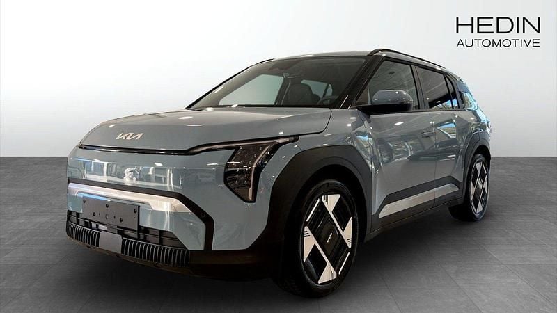 Blå (blue) Ny 2025 Kia EV3 Plus SUV | 539 300 kr (Lite dyr) - Bild 1/4