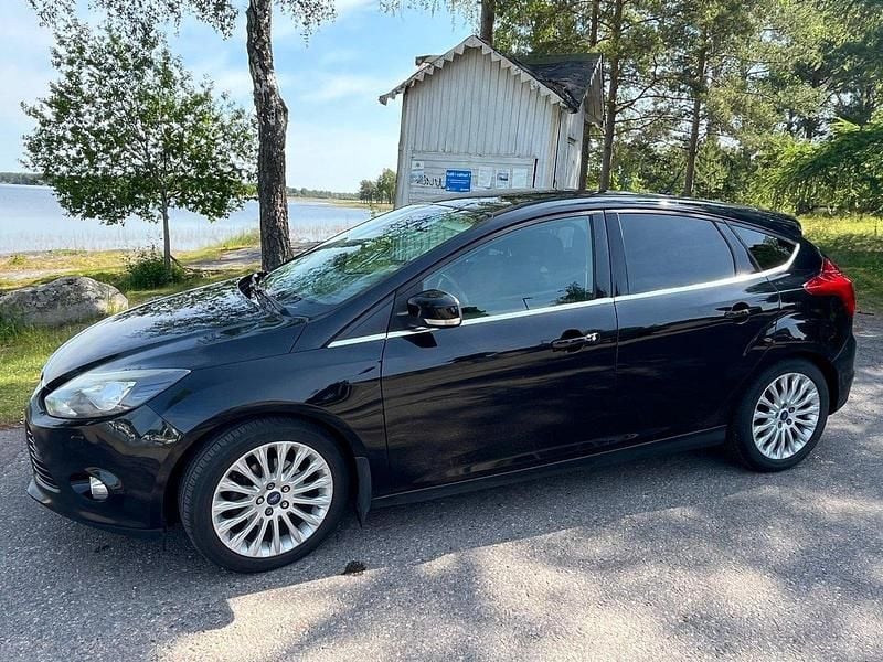 Svart Begagnad 2013 Ford Focus Titanium Halvkombi | 79 000 kr (Dyr) - Bild 1/4