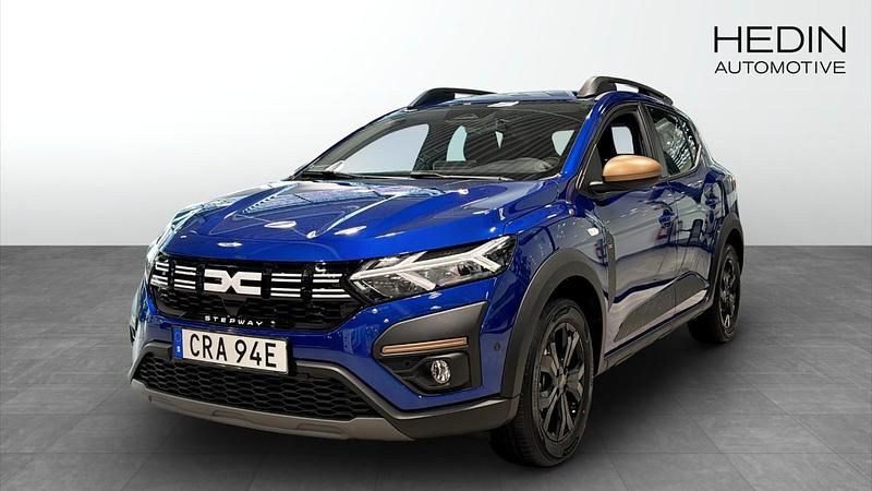 Blå (blue) Ny 2025 Dacia Sandero Extreme Halvkombi | 256 200 kr (Lite dyr) - Bild 1/4