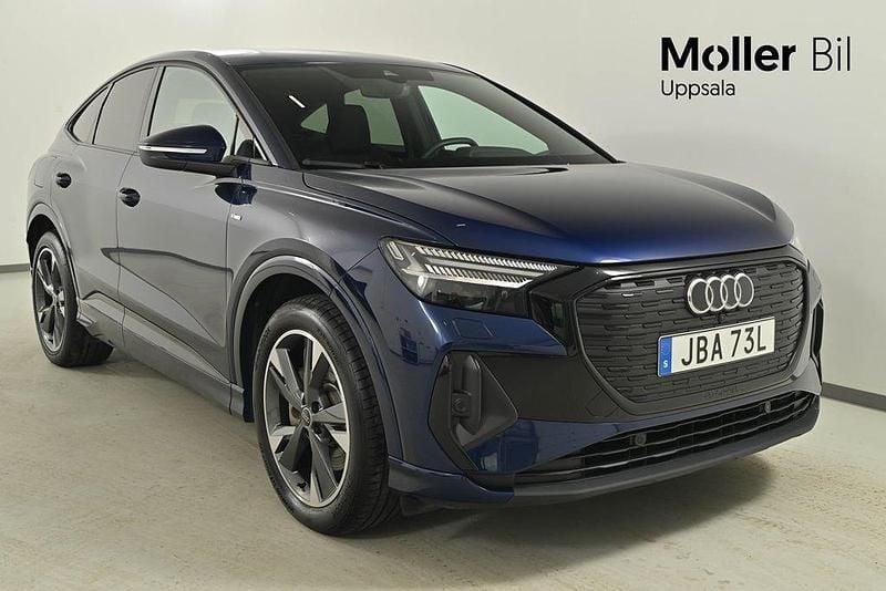 Blå (navarrablå metallic) Begagnad 2024 Audi Q4 Sportback e-tron S-Line SUV | 589 000 kr (Marknadspris) - Bild 1/4