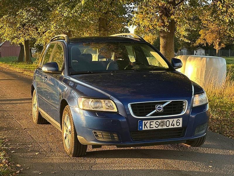 Blå (blå metallic ) Begagnad 2009 Volvo V50 Kombi | 39 900 kr (Lite dyr) - Bild 1/4