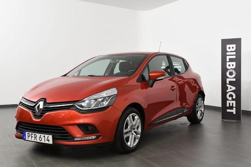 Röd Begagnad 2017 Renault Clio IV Zen Halvkombi | 85 800 kr (Marknadspris) - Bild 1/4