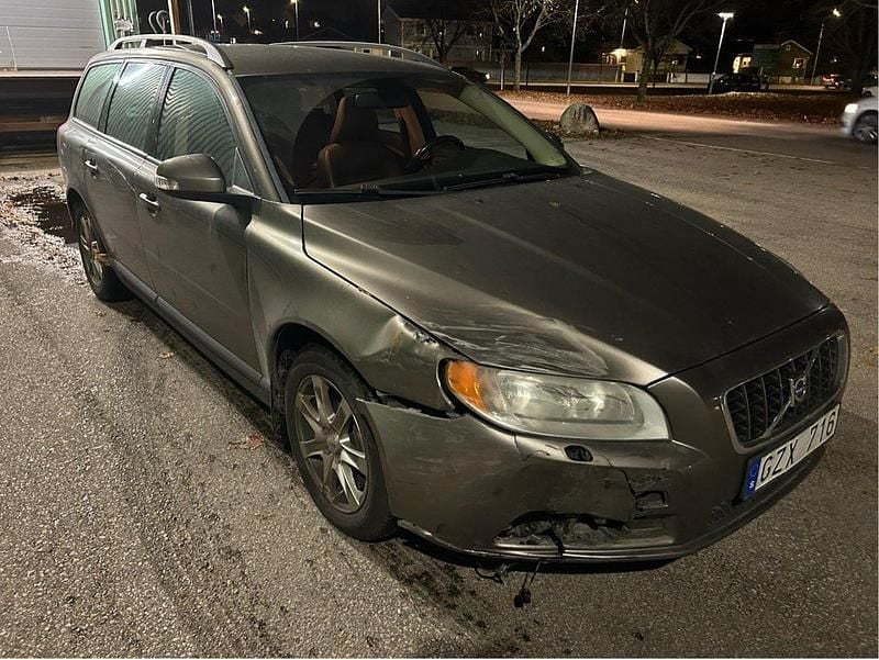 Grå Begagnad 2008 Volvo V70 Kinetic Kombi | 10 000 kr (Superpris) - Bild 1/4