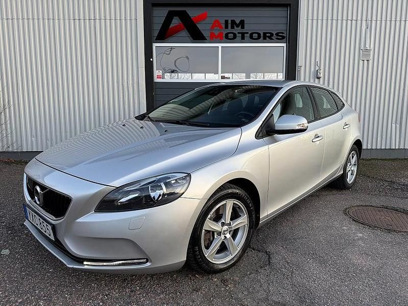 Silver Begagnad 2017 Volvo V40 Halvkombi | 159 900 kr (Marknadspris) - Bild 1/4