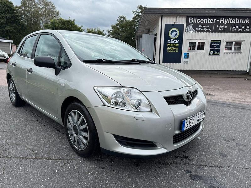 Silver Begagnad 2007 Toyota Auris Halvkombi | 39 900 kr (Marknadspris) - Bild 1/4