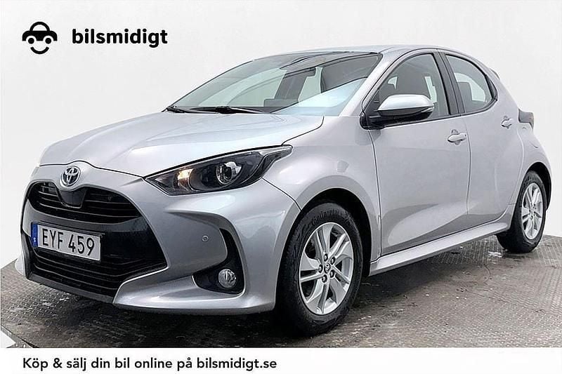 Silver Begagnad 2022 Toyota Yaris Hybrid Active Halvkombi | 189 600 kr (Bra pris) - Bild 1/3