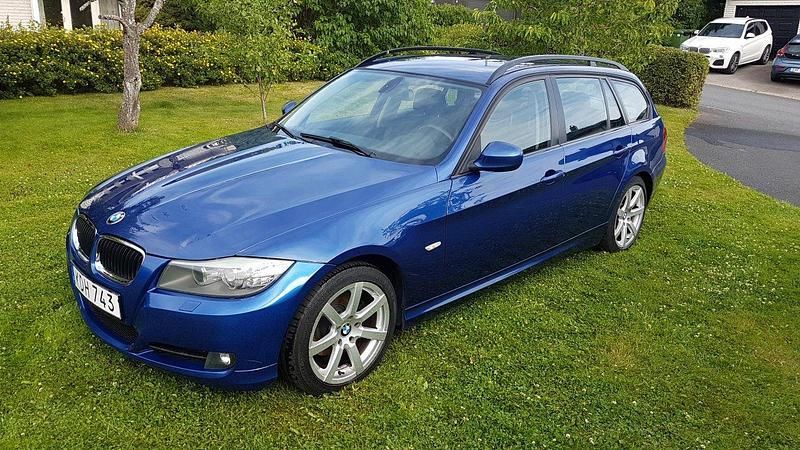 Blå Begagnad 2010 BMW 320 Comfort Edition Kombi | 50 000 kr (Bra pris) - Bild 1/4