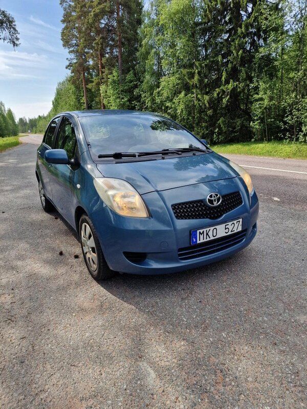 Grå Begagnad 2006 Toyota Yaris Halvkombi | 25 000 kr (Marknadspris) - Bild 1/2