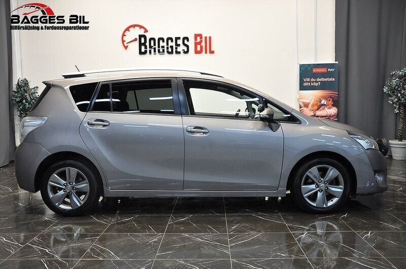 Silver Begagnad 2014 Toyota Verso Minibuss | 95 900 kr (Marknadspris) - Bild 1/4