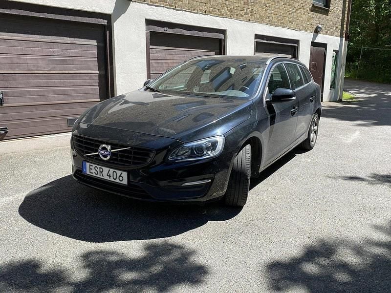 Svart Begagnad 2018 Volvo V60 Kinetic Kombi | 170 000 kr (Superpris) - Bild 1/4
