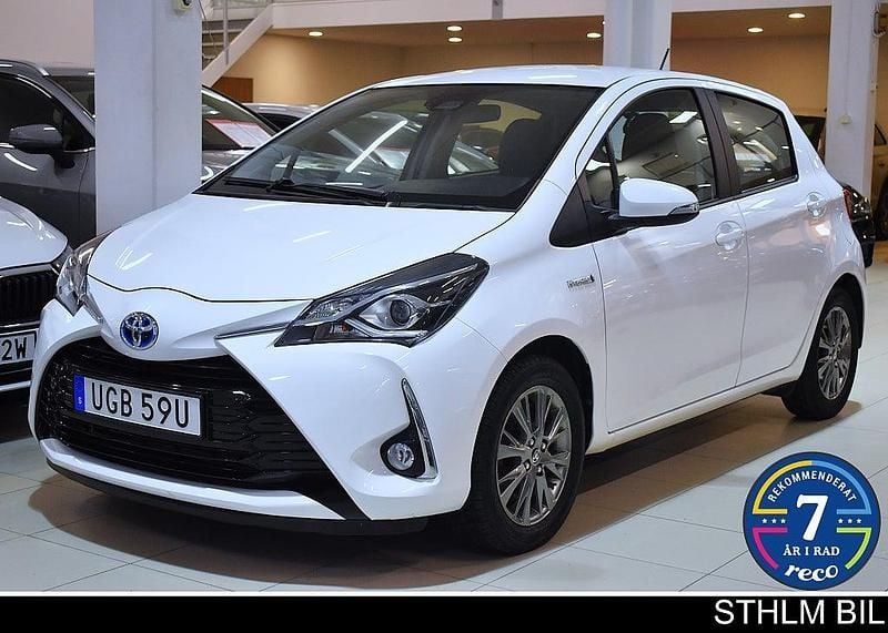 Vit Begagnad 2020 Toyota Yaris Hybrid Active Halvkombi | 184 900 kr (Marknadspris) - Bild 1/4