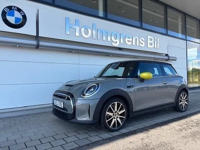 Grå (moonwalk grey met) Begagnad 2023 Mini Cooper Essential Halvkombi | 214 500 kr (Marknadspris) - Bild 1/4
