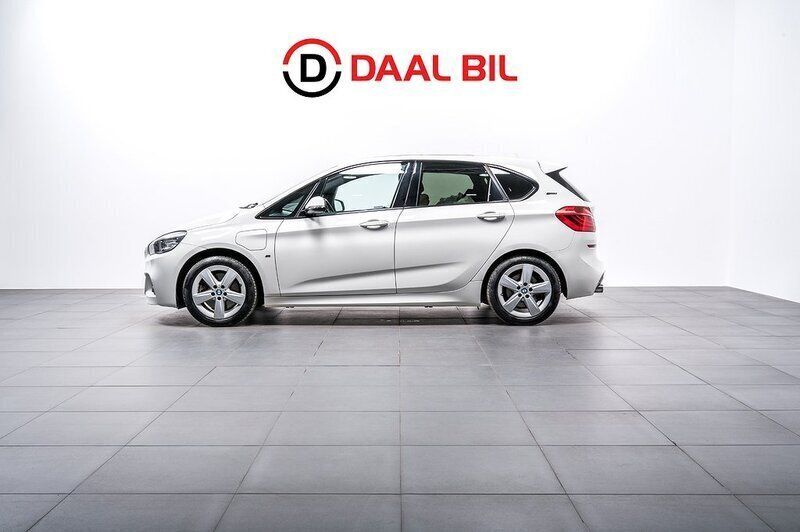 Vit Begagnad 2017 BMW 225 Active Tourer M Sport Minibuss | 199 700 kr (Lite dyr) - Bild 1/4