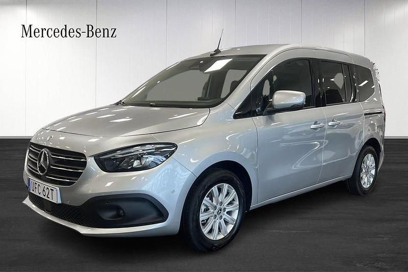 Silver Begagnad 2023 Mercedes T180 Minibuss | 370 480 kr (Dyr) - Bild 1/4