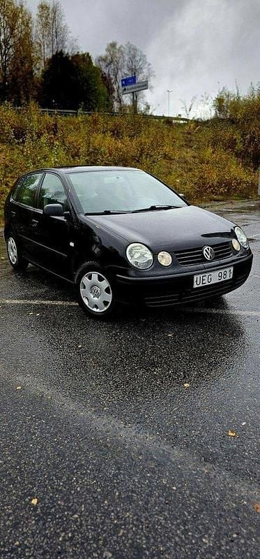 Svart Begagnad 2003 VW Polo Halvkombi | 24 900 kr (Marknadspris) - Bild 1/4