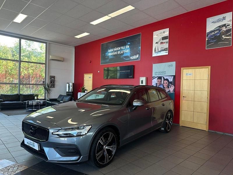 Grå Begagnad 2020 Volvo V60 Momentum Kombi | 259 500 kr (Marknadspris) - Bild 1/4