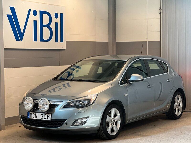 Grå Begagnad 2011 Opel Astra Enjoy Halvkombi | 84 900 kr (Dyr) - Bild 1/4