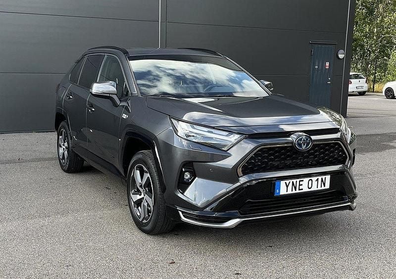 Mörkgrå Begagnad 2022 Toyota RAV4 Hybrid Edition SUV | 409 000 kr (Bra pris) - Bild 1/4