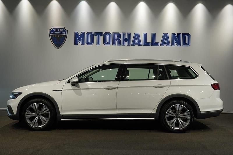Vit Begagnad 2022 VW Passat Alltrack Kombi | 299 900 kr (Marknadspris) - Bild 1/4