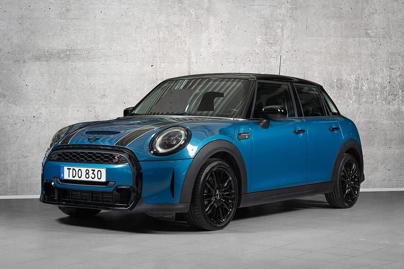 Blå Begagnad 2022 Mini Cooper S Halvkombi | 269 000 kr (Lite dyr) - Bild 1/4
