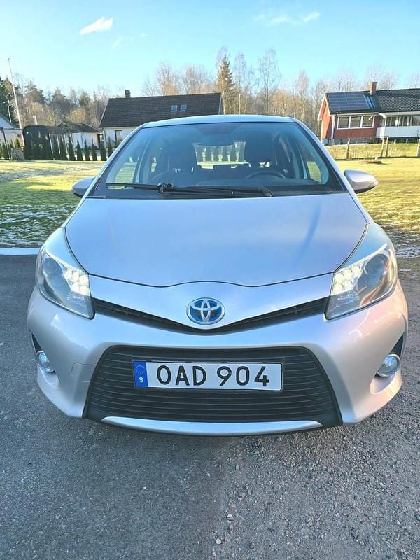 Begagnad Toyota Yaris Hybrid 101 HK (74 kW) 2012