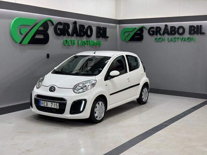 Vit Begagnad 2013 Citroën C1 Halvkombi | 39 900 kr (Marknadspris) - Bild 1/4
