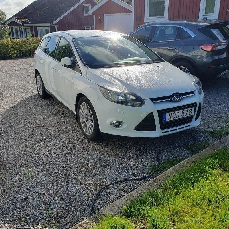 Vit Begagnad 2014 Ford Focus Titanium Kombi | 65 000 kr (Bra pris) - Bild 1/4