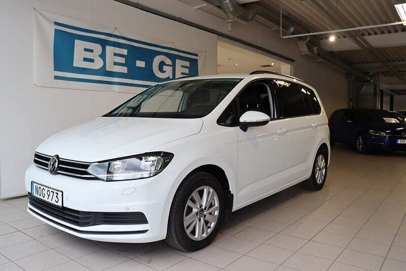Vit Begagnad 2023 VW Touran Minibuss | 339 900 kr (Superpris) - Bild 1/4