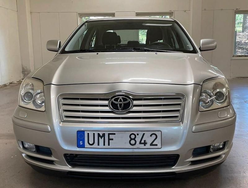 Begagnad Toyota Avensis 147 HK (108 kW) 2003 Silver Sedan