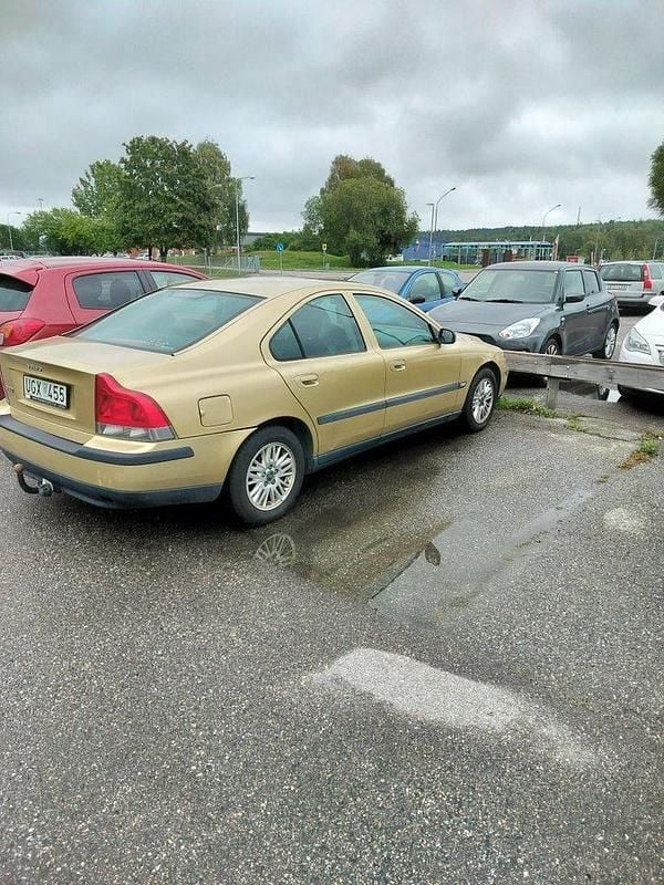 Gul Begagnad 2004 Volvo S60 Sedan | 9 000 kr (Superpris) - Bild 1/1