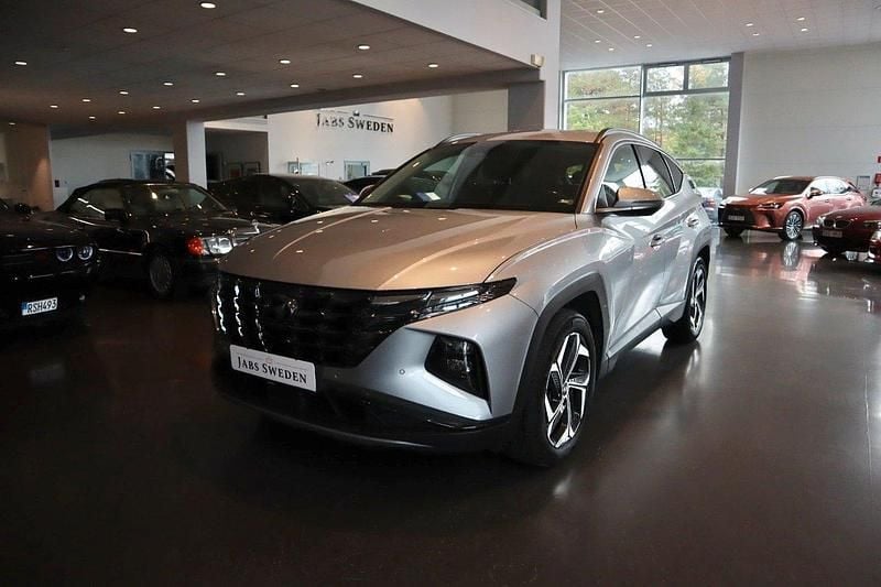 Grå Begagnad 2022 Hyundai Tucson Advanced SUV | 269 900 kr (Marknadspris) - Bild 1/4