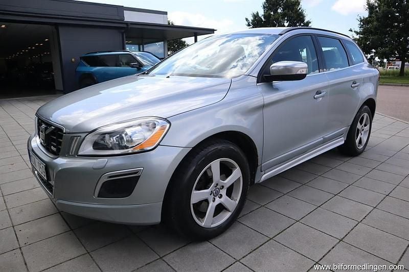 Silver samma som bilen, svart Begagnad 2010 Volvo XC60 R-Design SUV | 99 900 kr (Marknadspris) - Bild 1/4