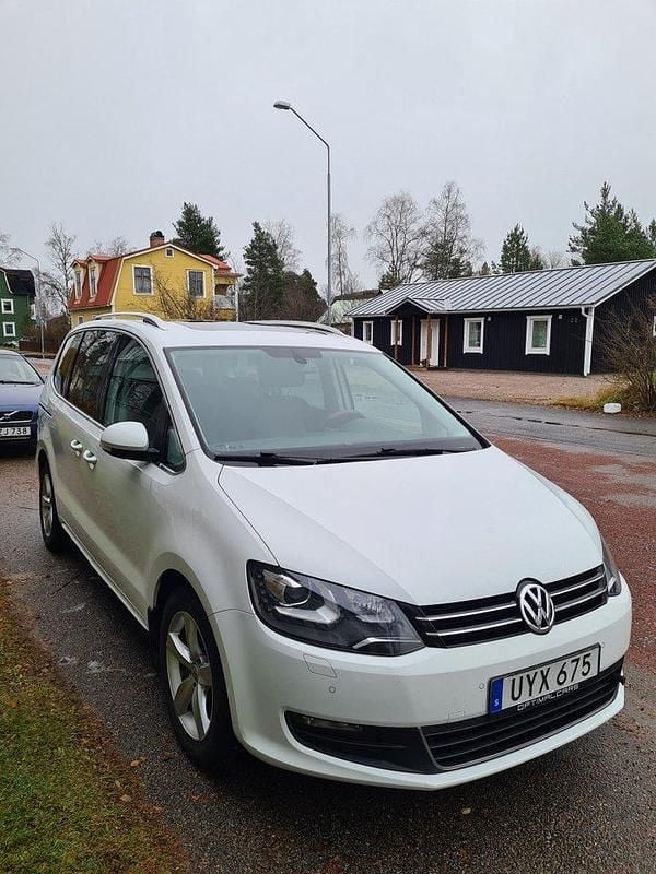 Vit Begagnad 2015 VW Sharan Minibuss | 160 000 kr (Marknadspris) - Bild 1/4