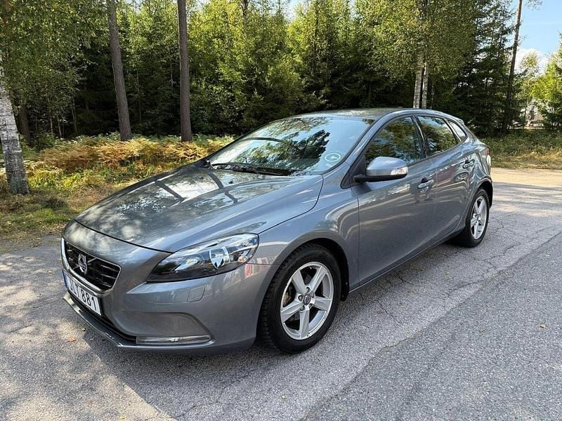 Grå Begagnad 2015 Volvo V40 Kinetic Kombi | 78 500 kr (Marknadspris) - Bild 1/4