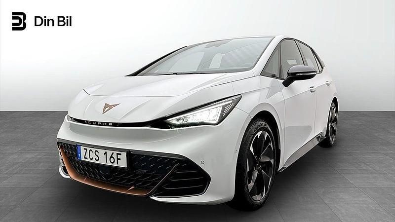 Vit (glacial white metallic) Begagnad 2023 Cupra Born e-Boost Halvkombi | 309 900 kr (Marknadspris) - Bild 1/4