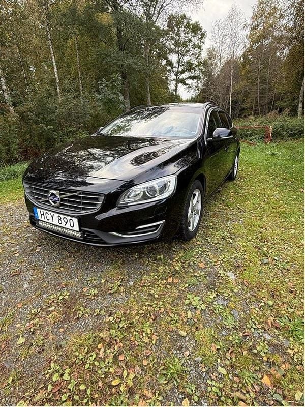 Svart Begagnad 2016 Volvo V60 Momentum Kombi | 110 000 kr (Superpris) - Bild 1/4