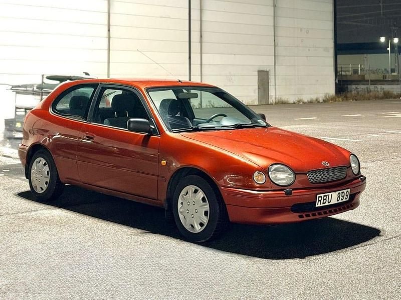 Röd Begagnad 2000 Toyota Corolla Halvkombi | 24 900 kr - Bild 1/4