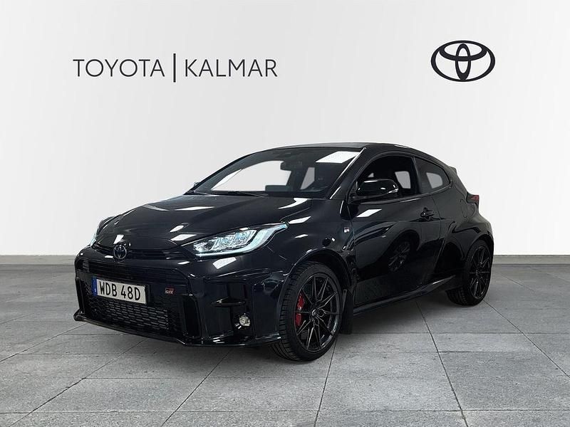 Svart Begagnad 2023 Toyota Yaris Halvkombi | 419 000 kr (Marknadspris) - Bild 1/3