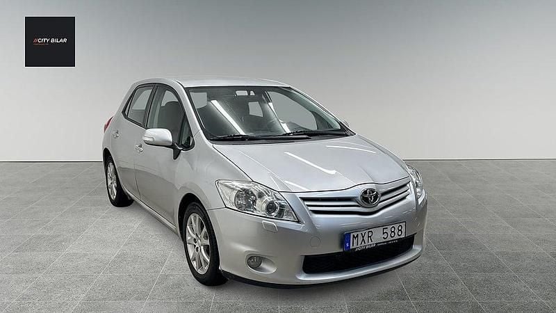 Begagnad Toyota Auris Plus 132 HK (97 kW) 2012 Silver Halvkombi