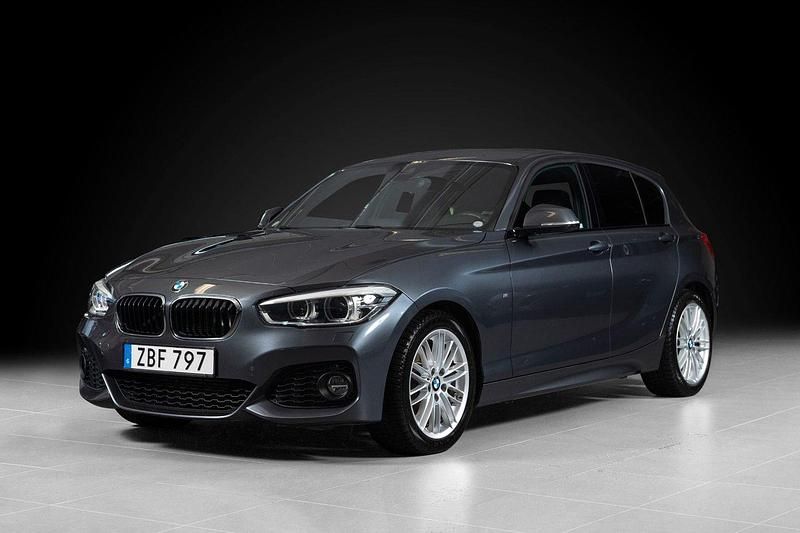 Grå Begagnad 2017 BMW 120 M Sport Halvkombi | 225 000 kr (Lite dyr) - Bild 1/4