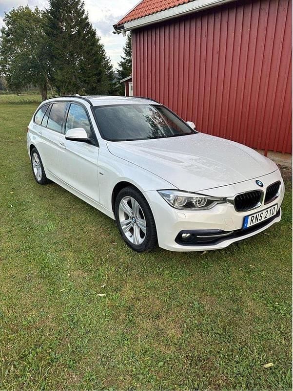 Vit Begagnad 2017 BMW 320 Sport Line Kombi | 150 000 kr (Bra pris) - Bild 1/4