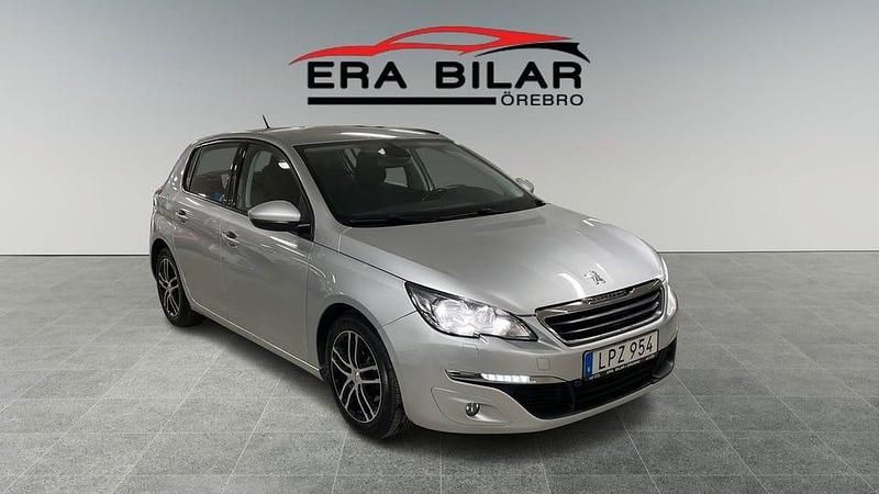Ljusgrå (grå) Begagnad 2017 Peugeot 308 Active Halvkombi | 89 800 kr (Marknadspris) - Bild 1/4