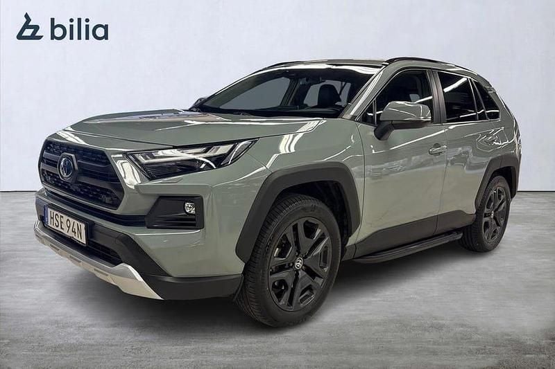Grön Begagnad 2022 Toyota RAV4 Hybrid SUV | 389 900 kr (Marknadspris) - Bild 1/3