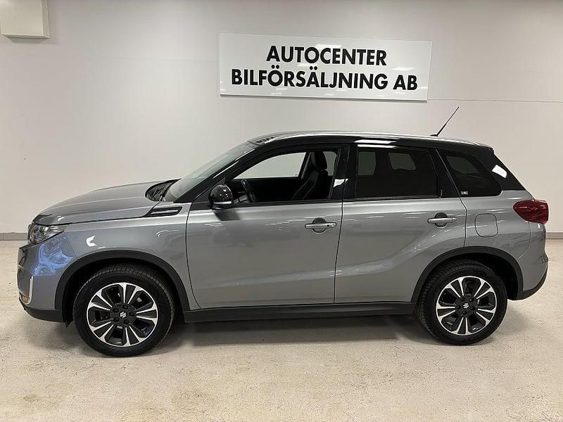 Grå/svart Begagnad 2021 Suzuki Vitara SUV | 219 900 kr (Marknadspris) - Bild 1/4