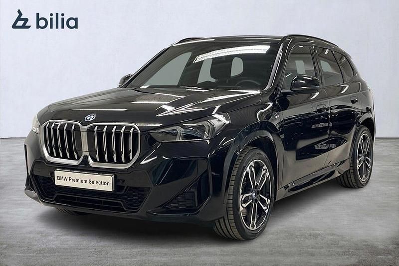 Begagnad BMW X1 M Sport 326 HK (239 kW) 2025 Saphire svart metallic SUV