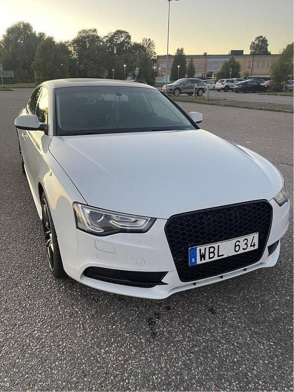Vit Begagnad 2012 Audi A5 Sportback Halvkombi | 120 000 kr (Marknadspris) - Bild 1/4