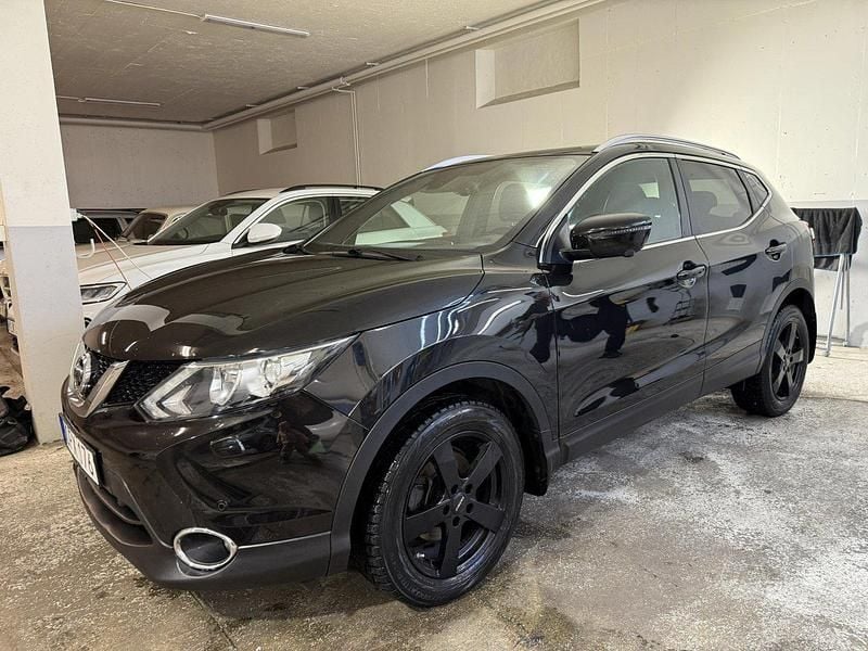 Svart Begagnad 2017 Nissan Qashqai 360º SUV | 144 000 kr (Bra pris) - Bild 1/4