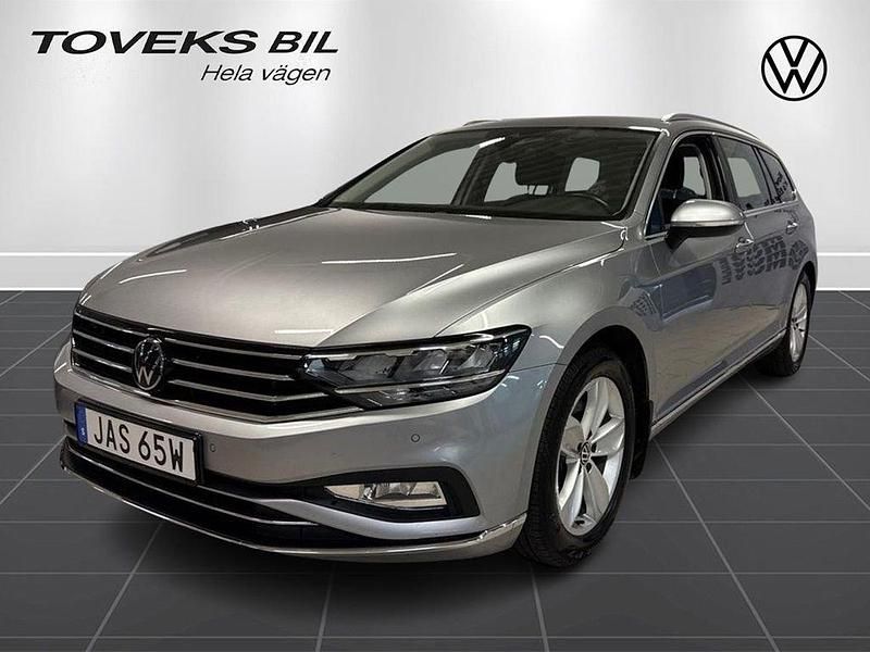 Silver (pyrit silver metallic) Begagnad 2024 VW Passat GT Kombi | 359 000 kr (Marknadspris) - Bild 1/4