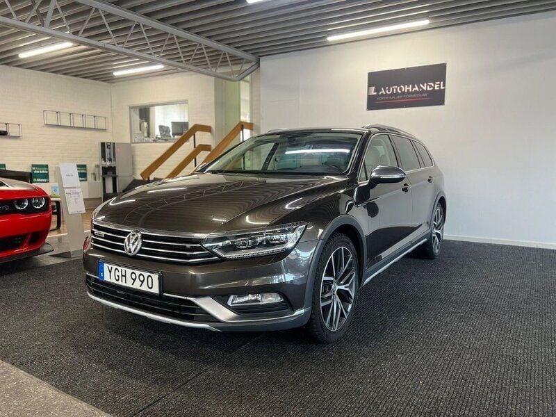 Mörkbrun Begagnad 2016 VW Passat Alltrack GTS Kombi | 189 900 kr (Marknadspris) - Bild 1/4